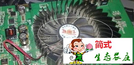 電腦使用較長時間后CPU散熱風(fēng)扇上容易積累大量灰塵